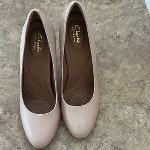 Clarks tan / cream Heels Classic Design
